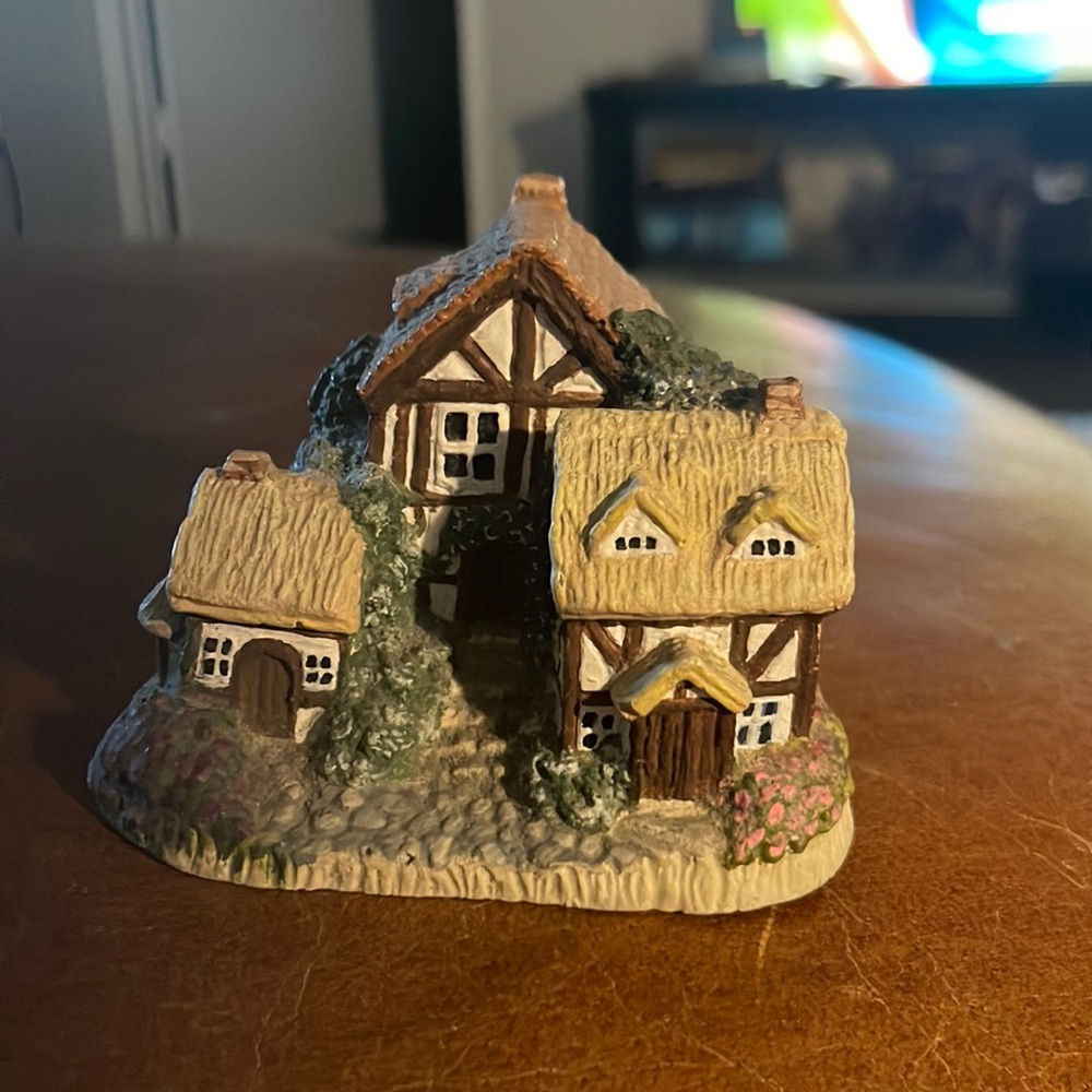 David Winter Pilgrims Cottage Home